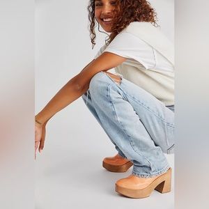 FREE PEOPLE Suki Platform Cloggs in Peachy Tan | US 9.5 EU 39.5